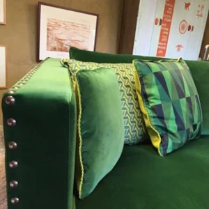 canapé modernisé par des clous, tissu velours vert Lelièvre, coussins sur mesure, Saint André des Eaux, golf de La Baule